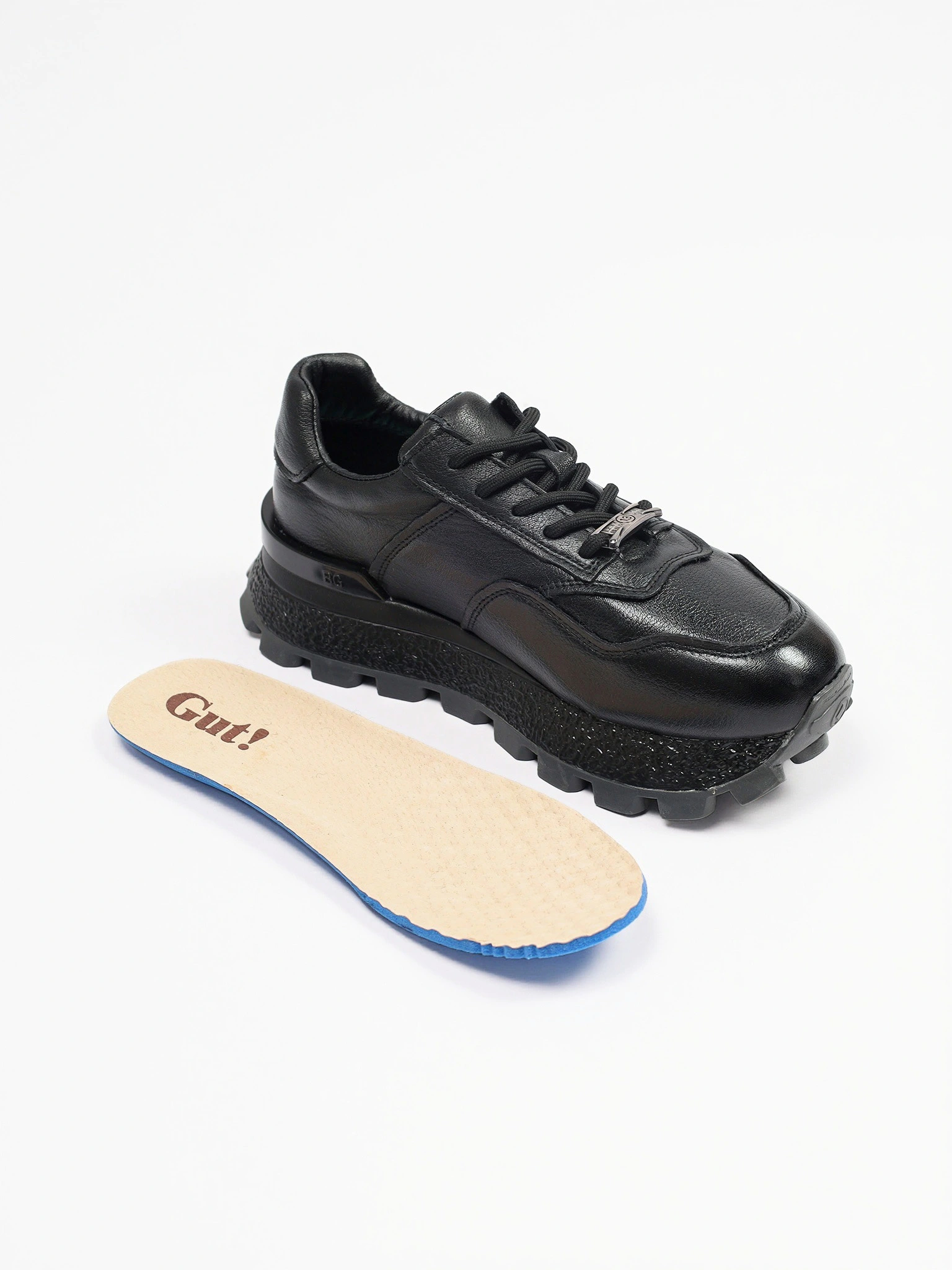 Кроссовки черного цвета с пряжкой на рельефной подошве 